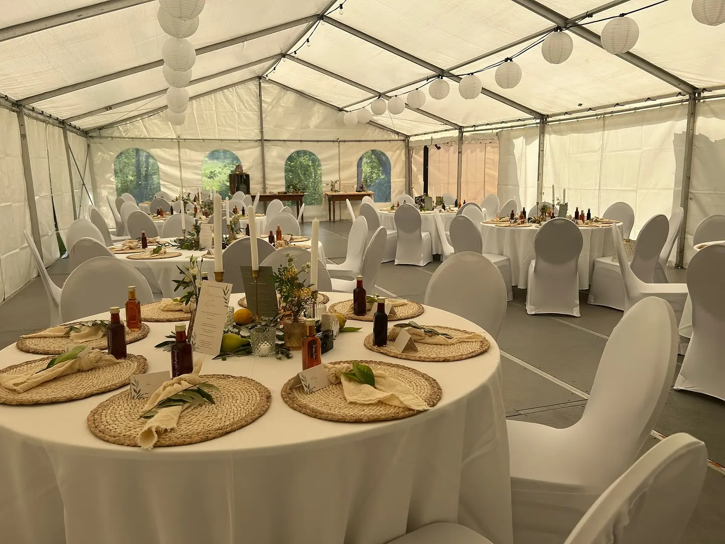 Hochzeitsfeier im mediterranen Zelt