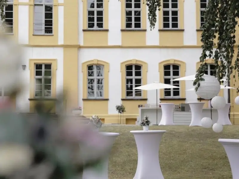 Schloss Jägersburg Event Empfang mit Stehtischen und Lampions