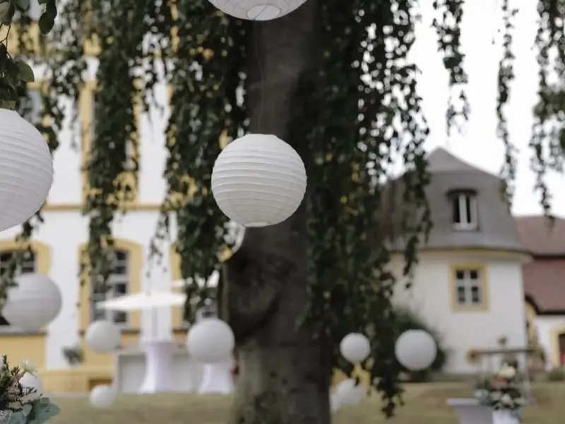 Schloss Jägersburg Schlosspark Dekoration mit Lampions