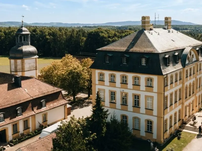 Schloss Jägersburg Luftaufnahme mit Kapelle