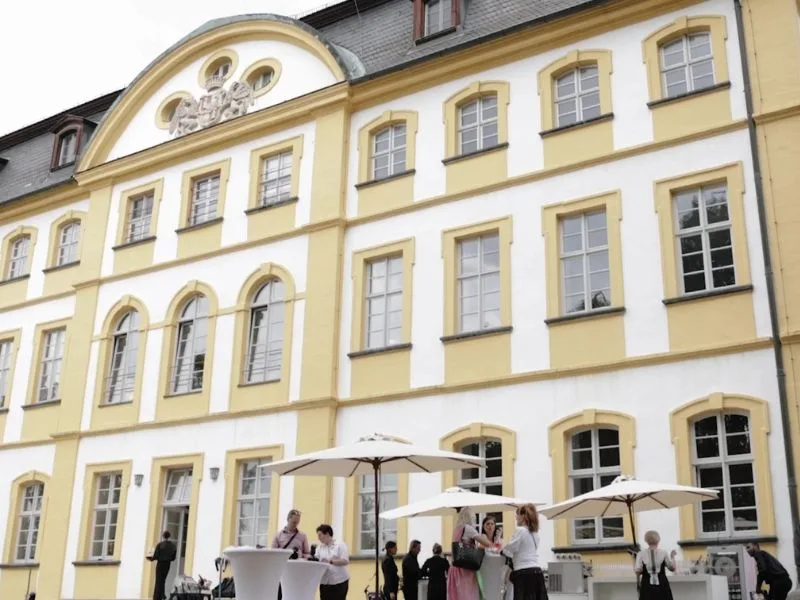 Schloss Jägersburg Fassade mit Gästen