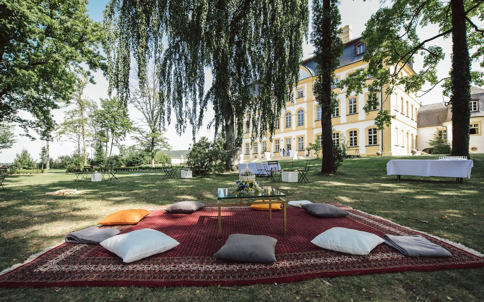 Lounge-Setup im Schlosspark