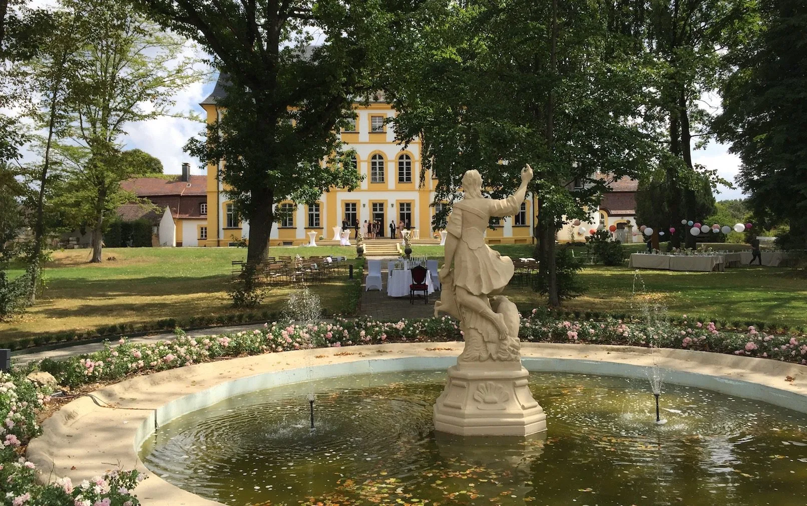 Schlosspark mit Brunnen