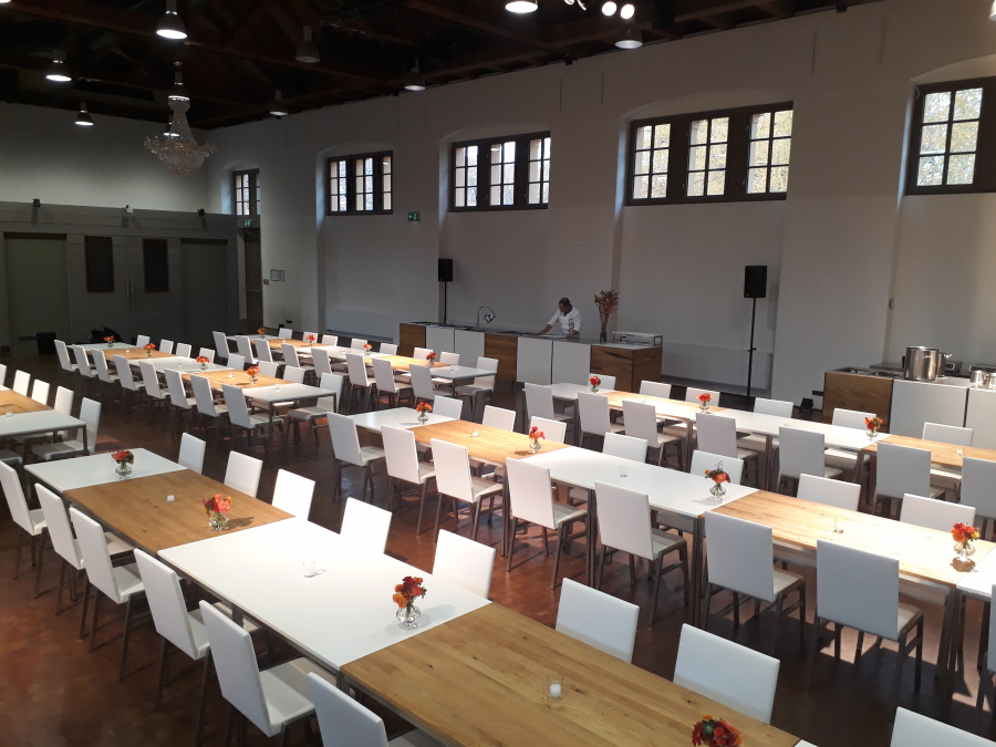 Tische und Bestuhlung mieten